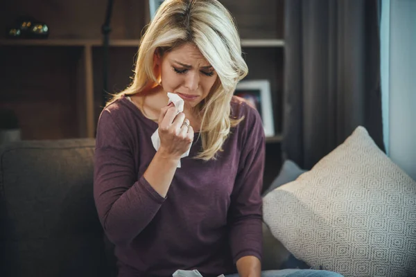 Schot Van Een Aantrekkelijke Jonge Vrouw Die Depressief Verdrietig Uitziet — Stockfoto