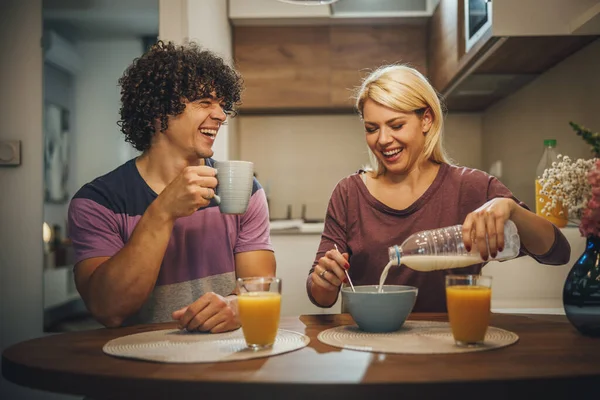 Aufnahme Eines Glücklichen Paares Das Zusammen Frühstückt Und Hause Der — Stockfoto