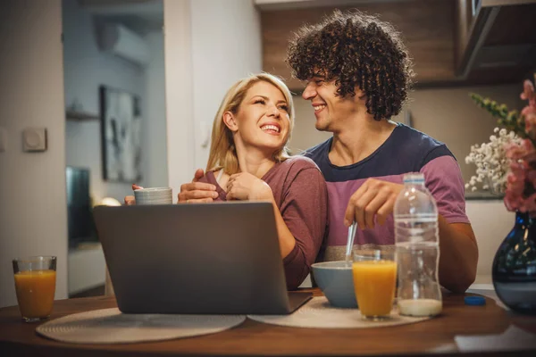 Aufnahme Eines Glücklichen Paares Das Gemeinsam Laptop Benutzt Und Vor — Stockfoto