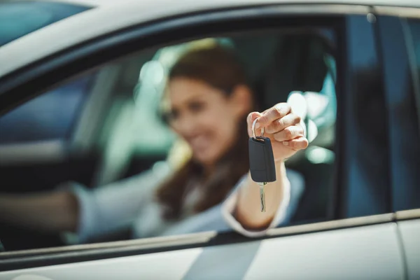 Coupé Une Photo Une Femme Tenant Les Clés Nouvelle Voiture — Photo