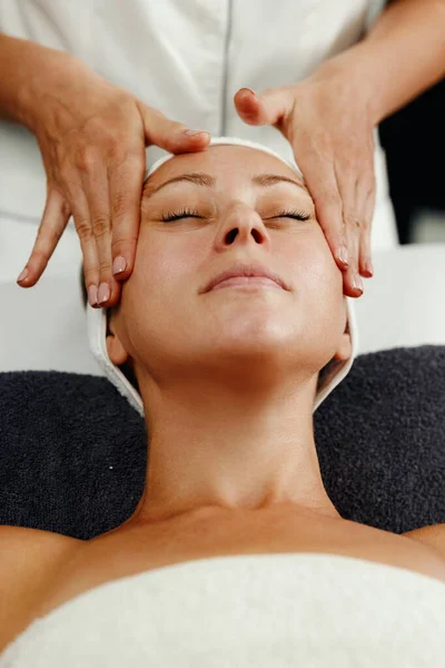 Foto Una Hermosa Mujer Madura Disfrutando Masaje Facial Salón Belleza —  Fotos de Stock