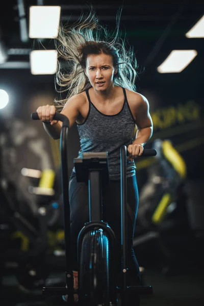 Una Joven Musculosa Está Haciendo Duro Cal Bike Crossfit Entrenamiento — Foto de Stock