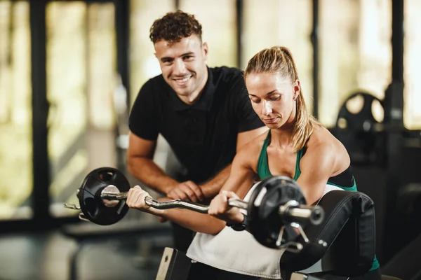 Girato Una Giovane Donna Muscolosa Abbigliamento Sportivo Che Allena Con — Foto Stock