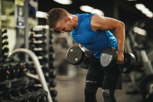 Skjuten Muskulös Kille Sportkläder Tränar Den Hårda Träningen Gymmet Han — Stockfoto