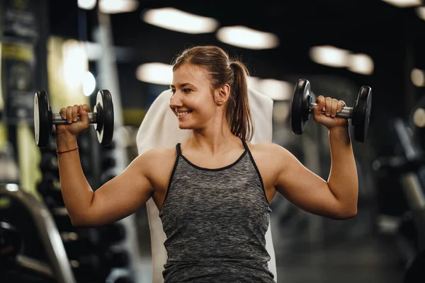 Spor Giyimli Kaslı Genç Bir Kadının Spor Salonundaki Sıkı Antrenmanında — Stok fotoğraf