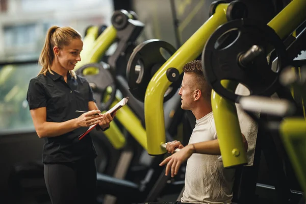 Foto Una Joven Musculosa Ropa Deportiva Haciendo Ejercicio Con Entrenador — Foto de Stock