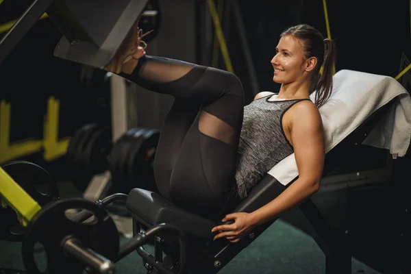 Skjuten Muskulös Ung Kvinna Sportkläder Som Tränar Gymmet Hon Gör — Stockfoto