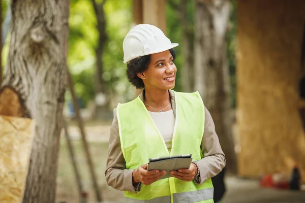 Fotografía Una Arquitecta Africana Usando Una Tableta Digital Comprobando Sitio —  Fotos de Stock