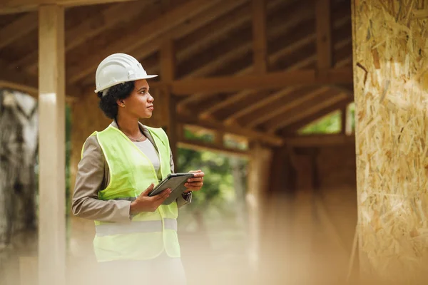 Tiro Uma Arquiteta Africana Usando Tablet Digital Verificando Canteiro Obras — Fotografia de Stock