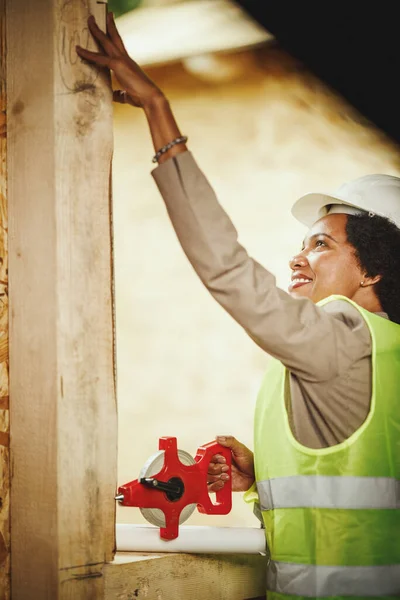 Застрелений Африканською Жінкою Архітектором Вимірює Вікно Нового Дерев Яного Будинку — стокове фото