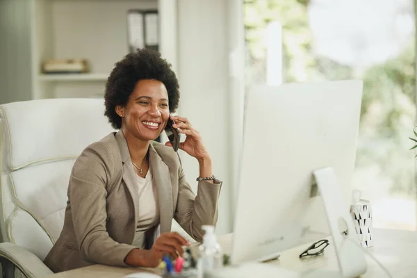 Fotografía Una Mujer Negocios Africana Hablando Smartphone Mientras Trabajaba Oficina — Foto de Stock