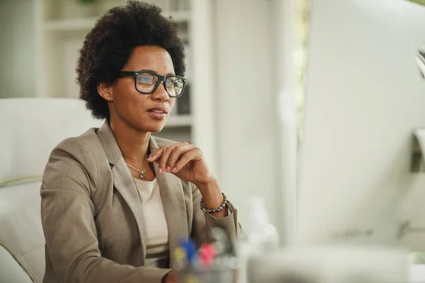 Fotografía Una Pensativa Empresaria Africana Sentada Sola Escritorio Oficina Trabajando — Foto de Stock