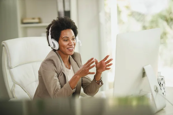 Shot Attractive African Businesswoman Headphones Having Video Call While Working — Stock Photo, Image