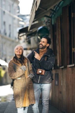 Mutlu çift, yürürken ve konuşurken yeni şehri keşfediyor.. 
