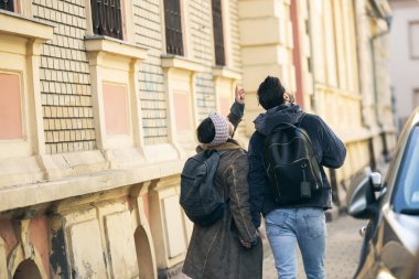 Şehirde el ele tutuşan mutlu çiftin nadir görüntüsü. Birlikte keşfe çıkıyorlar.. 