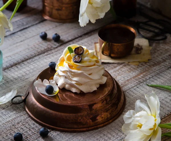 Meringue cake Pavlova