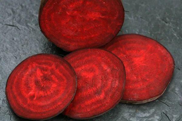 Rote Bete Aus Ländlicher Permakultur Scheiben Geschnitten Auf Dem Gartentisch — Stockfoto
