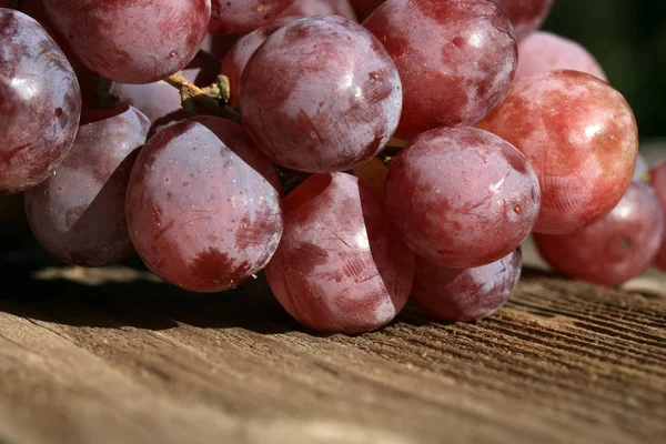 Bunch Grapes Hanging Wooden Table Old Country House Element Outdoor — Stock Photo, Image