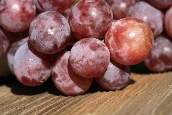 Bunch Grapes Hanging Wooden Table Old Country House Element Outdoor — Stock Photo, Image