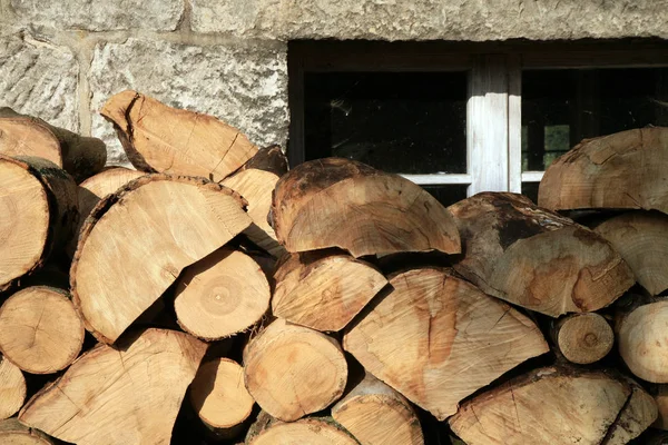 Yakacak Odun Yığını Çiftlikteki Eski Bir Çiftlik Evinde Kış Için — Stok fotoğraf