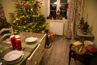 Noel arifesi akşam yemeği için hazırlanan bir ülke evde rahat bir oda. Geleneksel Noel yemekleri ile tam bir tablo. Lehçe geleneksel Eve Supper