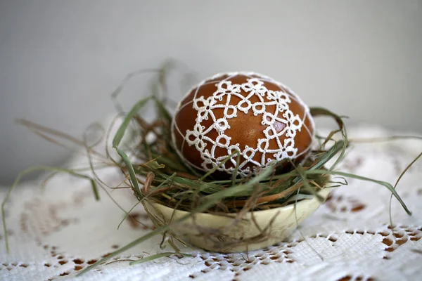 Huevos Pascua Hechos Mano Decorados Con Encajes Tatuados Nido Paja —  Fotos de Stock