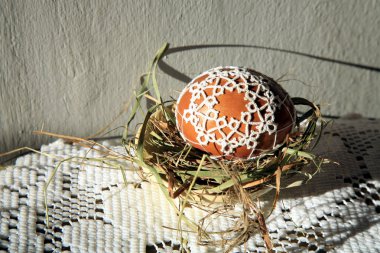 El yapımı Paskalya yumurtaları dantel tatting saman bir yuva ile dekore edilmiştir. Paskalya dekorasyon 
