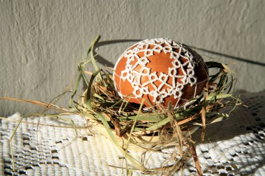 Lehçe Paskalya yumurtaları dantel tatting saman bir yuva ile dekore edilmiştir. Paskalya dekorasyon 