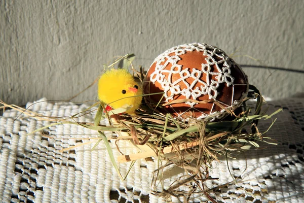 Huevos Pascua Hechos Mano Decorados Con Encajes Tatuados Nido Paja —  Fotos de Stock