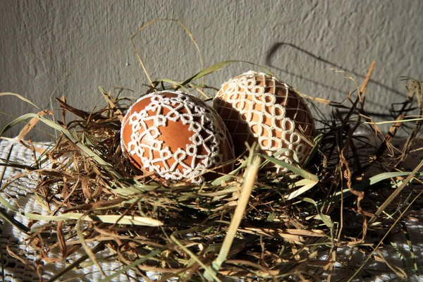 Huevos Pascua Hechos Mano Decorados Con Encajes Tatuados Nido Paja —  Fotos de Stock