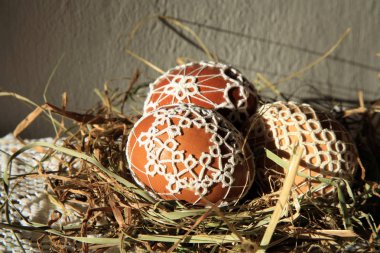 El yapımı Paskalya yumurtaları dantel tatting saman bir yuva ile dekore edilmiştir. Küçük sarı tavuk Paskalya dekorasyon