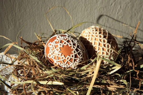 Huevos Pascua Hechos Mano Decorados Con Encajes Tatuados Nido Paja —  Fotos de Stock