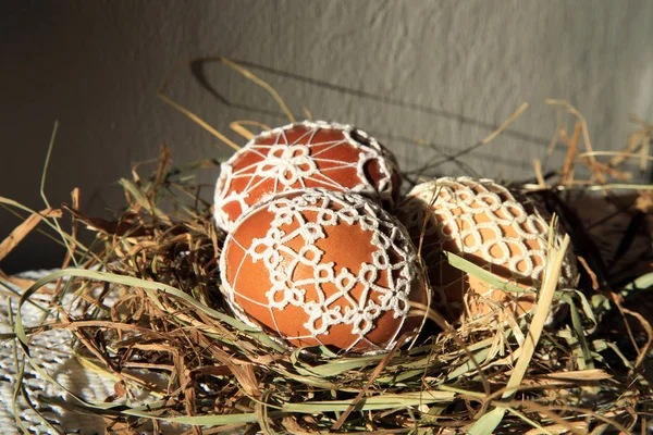 Ovos Páscoa Artesanais Decorados Com Rendas Tatuadas Ninho Palha Decoração — Fotografia de Stock