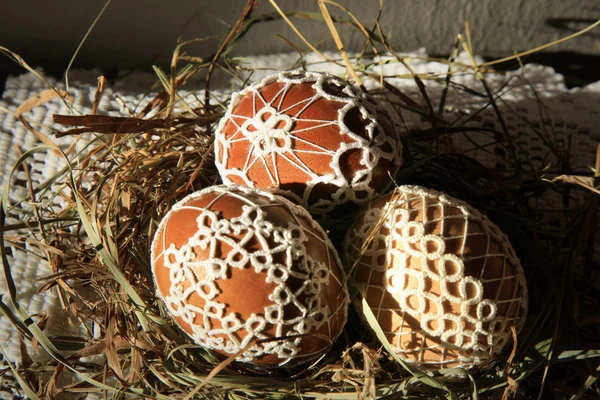 Huevos Pascua Hechos Mano Decorados Con Encajes Tatuados Nido Paja —  Fotos de Stock