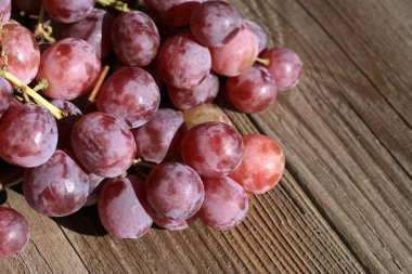 Üzüm ahşap bir masa üzerinde eski, bir ülke ev grup. Yaz sonunda bir hasat festival vesilesiyle açık dekorasyon unsuru.