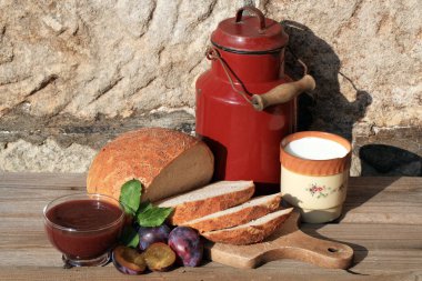 Ev Erik reçeli yapılmış, kendi pişirme yuvarlak ekmek ve taze süt. Çiftlikte, basit ve lezzetli sağlıklı ikinci kahvaltı.