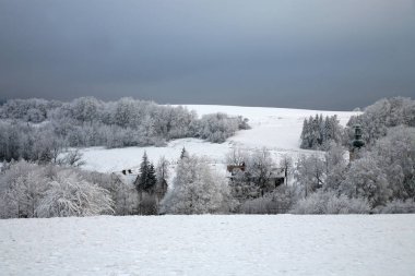 Çayır ve orman Stoowe, Table Mountains, Milli Park Polonya karda kaplı. Kış bulutlu başlangıcı. İlk kar.
