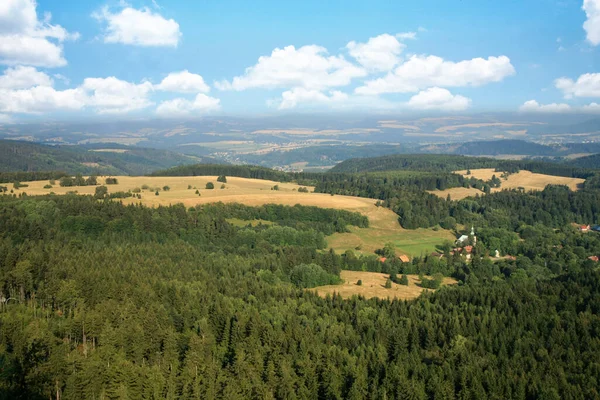 Pohled Szczeliniec Wielki Stoowe Mountains Malou Historickou Vesničku Pasterka Polsko — Stock fotografie