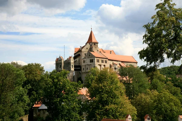 Duży Gotycki Zamek Pernstejn Czechy Zamek Morawski Czechy — Zdjęcie stockowe