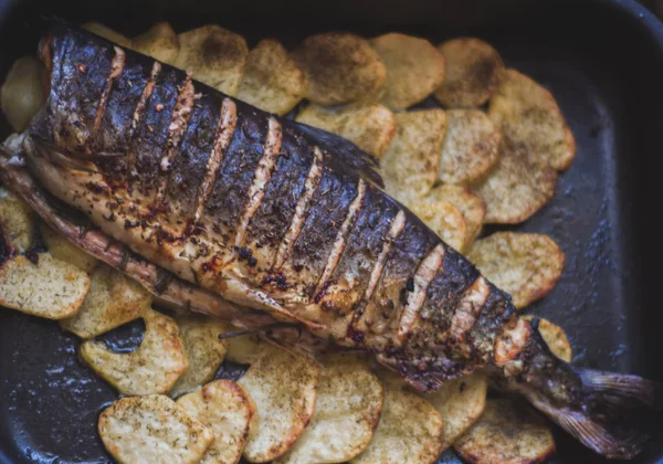 Patates ile pişirilen balık