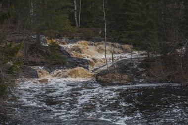Fırtınalı kuzey nehrinde eşikler
