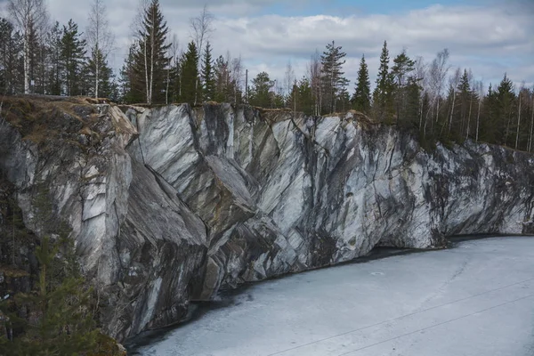 Batu Karang Atas Danau Beku Ruskeala Rusia — Stok Foto