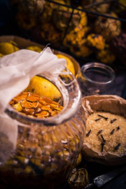 Ürünler için malzemeler: meyveler, dallar bıldırcın, şeker, karanfil, ahşap bir masada vanilya