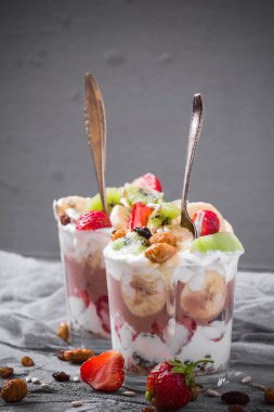 Yoğurt meyve tatlı çilek, muz, kivi, Kuru üzüm, ayçiçeği tohumu, yulaf ezmesi ve ceviz karamel içinde