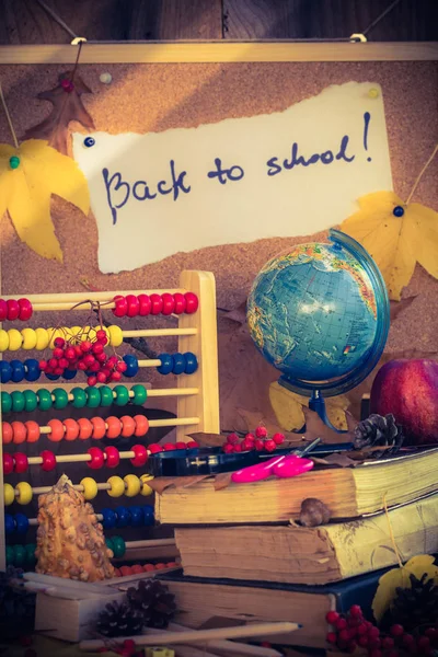 学校に戻る 学用品と秋のギフト — ストック写真