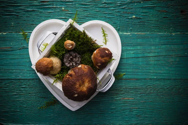 Bolet Dans Une Boîte Forme Coeur Sur Une Table Bois — Photo