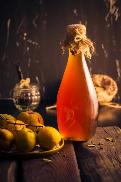 Бутылка Ликера Деревянном Столе Ингредиентами Настойки Айвы — стоковое фото
