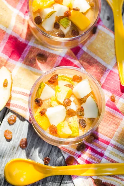 Fruchtiges Dessert Mit Birnen Nektarinen Und Rosinen — Stockfoto