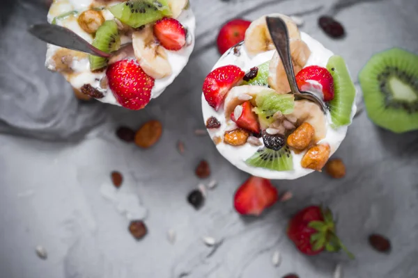 Ernährung Joghurt Fruchtdessert Mit Erdbeeren Banane Kiwi Rosinen Sonnenblumenkernen Haferflocken — Stockfoto