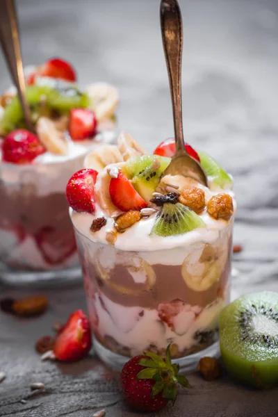 Ernährung Joghurt Fruchtdessert Mit Erdbeeren Banane Kiwi Rosinen Sonnenblumenkernen Haferflocken — Stockfoto